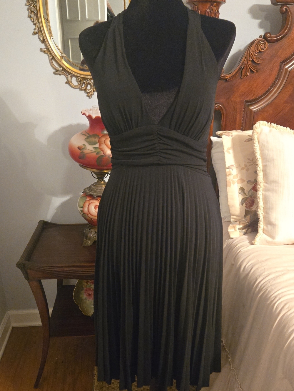 Sleeveless Black V-Neck Pleated Midi Dress